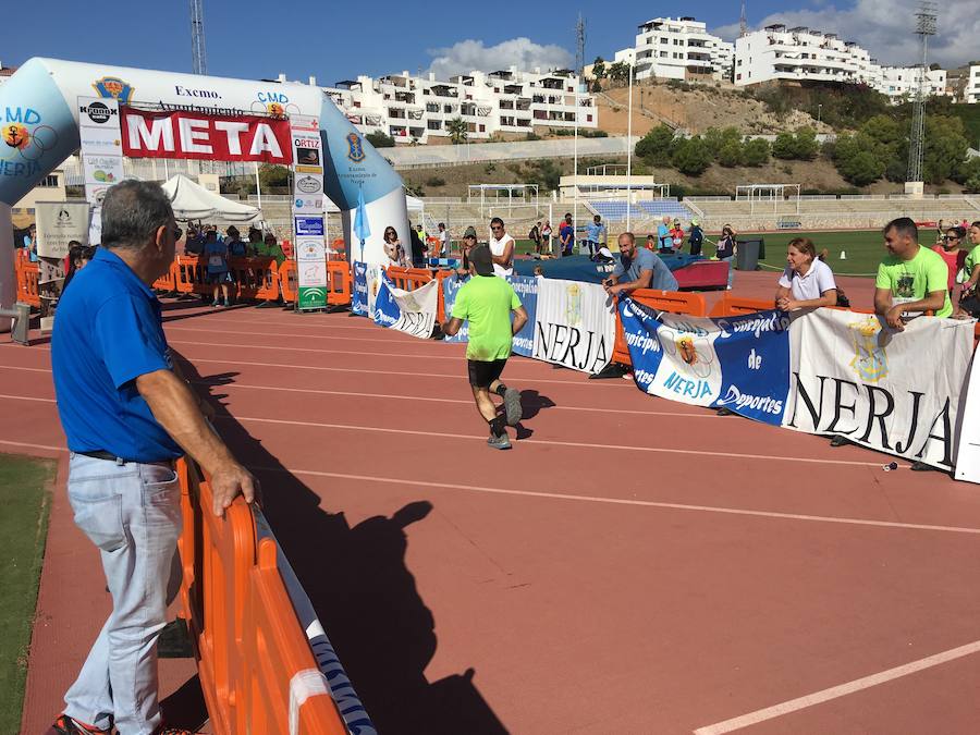 Álvaro Fernández y Cristina Fernández ganan en la modalidad corta de la prueba de montaña de Nerja, en la que tomaron la salida 400 corredores