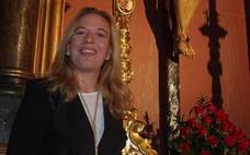 Laura Berrocal junto al Cristo de la Sangre en la capilla de San Felipe. :: eduardo nieto