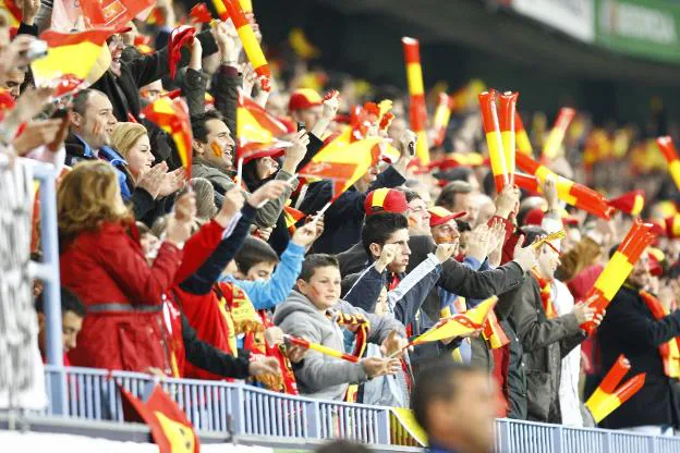 Aficionados, en el España-Venezuela en La Rosaleda. 