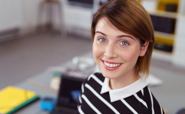 Una mujer sonriente.