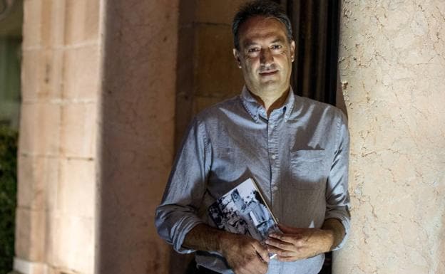 El autor Sergio Calle Llorens con un tomo de su último libro ‘El guardián del cementerio’