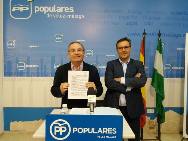 Los ediles del PP, Francisco Delgado y Manuel Gutiérrez. :: sur