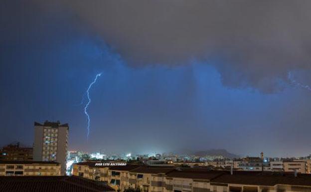 Las impresionantes imágenes de la tormenta de ayer sobre Málaga