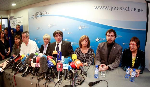 Puigdemont, acompañado por cinco de sus exconsejeros (alguno como Joaquim Forn está en prisión), en una rueda de prensa en Bruselas 31 de octubre. :: efe