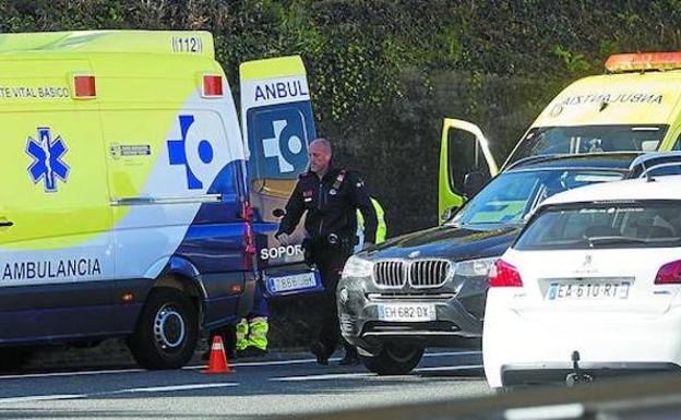 Ambulancias y agentes policiales, después de que la chica fuera localizada en un talud. 