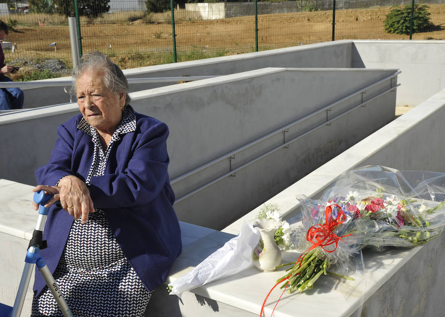 El panteón del cementerio de San Rafael, que fue una de las mayores fosas comunes del país, ha acogido esta mañana el acto