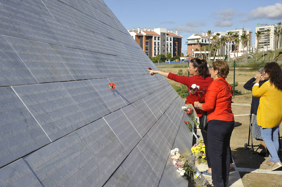 El panteón del cementerio de San Rafael, que fue una de las mayores fosas comunes del país, ha acogido esta mañana el acto