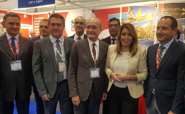 Imagen principal - Las autoridades en el stand de SUR in English. Abajo, el ministro Álvaro Nadal saluda a Susana Díaz. 