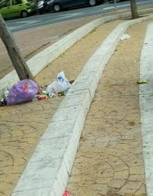 Imagen secundaria 2 - Rincón sucio. Enseres sin recoger en la calle José Gorostiza. Basura en un alcorque. 