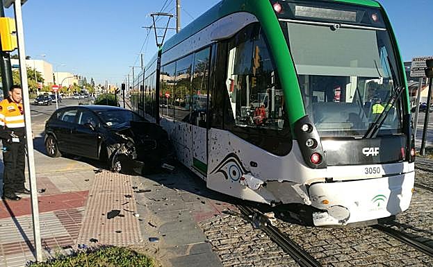 Nuevo accidente entre un coche y el metro de Málaga en el cruce del Clínico con dos heridos leves