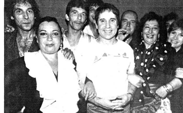 Carrie Fisher (a la derecha) pasó inadvertida entre los invitados a la fiesta flamenca tras el concierto, al menos para la prensa. En el centro, Paul Simon y, tras él, Chiquito de la Calzada. 