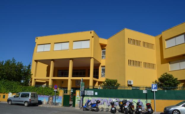 Herido grave un alumno tras caer de una altura de diez metros en un instituto de Rincón de la Victoria