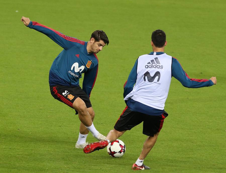 La selección española de fútbol se ha entrenado en La Rosaleda ante 19.000 aficionados antes del partido que disputarán este sábado ante Costa Rica en Málaga.