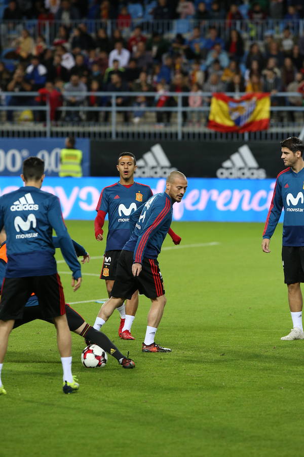 La selección española de fútbol se ha entrenado en La Rosaleda ante 19.000 aficionados antes del partido que disputarán este sábado ante Costa Rica en Málaga.