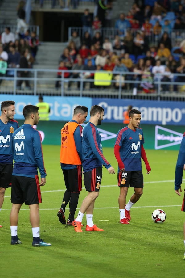La selección española de fútbol se ha entrenado en La Rosaleda ante 19.000 aficionados antes del partido que disputarán este sábado ante Costa Rica en Málaga.