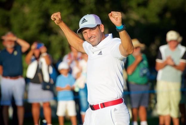 García levanta los brazos tras conquistar el Andalucía Masters, cuya victoria fue apretada por el empuje de Luiten. :: rcv
