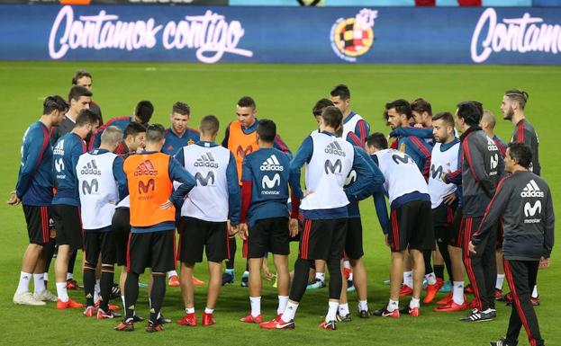 La selección española, en el entrenamiento en La Rosaleda.