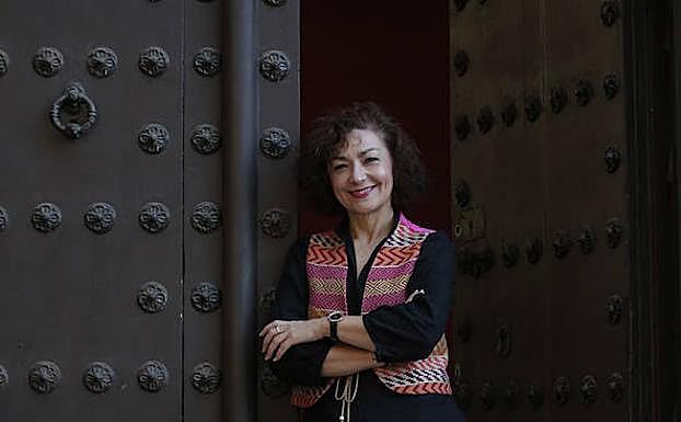 Victoria Abón, en la puerta de la sede del Ateneo en calle Compañía.