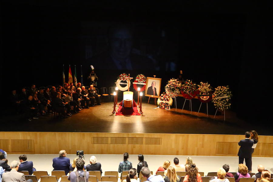 Numerosas personas acuden a la capilla instalada en el Auditorio de la Diputación de Málaga para dar su último adiós al humorista malagueño