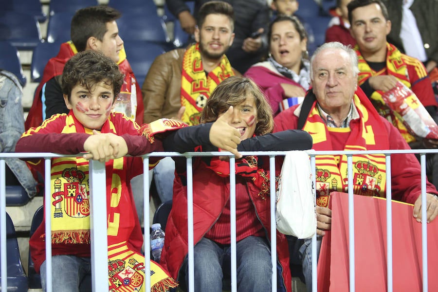 La Rosaleda colgó el cartel de "completo" en el partido amistoso que enfrentó a España ante Costa Rica en Málaga.