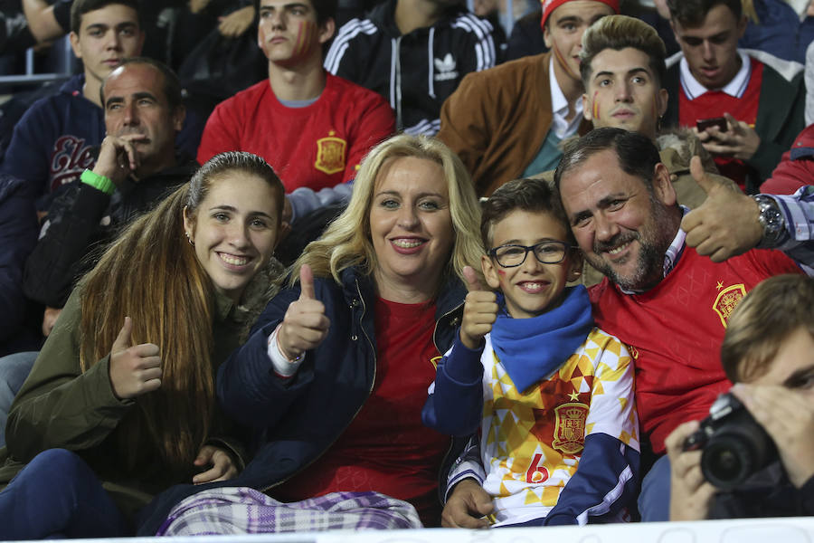 La Rosaleda colgó el cartel de "completo" en el partido amistoso que enfrentó a España ante Costa Rica en Málaga.