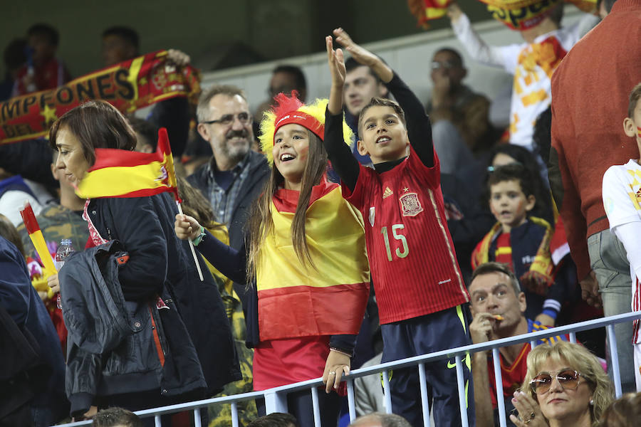 La Rosaleda colgó el cartel de "completo" en el partido amistoso que enfrentó a España ante Costa Rica en Málaga.