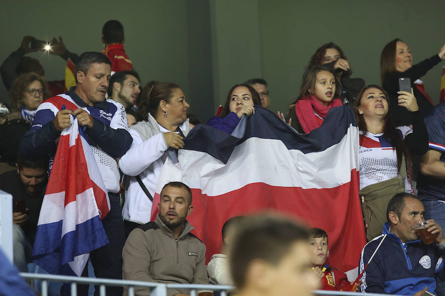 La Rosaleda colgó el cartel de "completo" en el partido amistoso que enfrentó a España ante Costa Rica en Málaga.