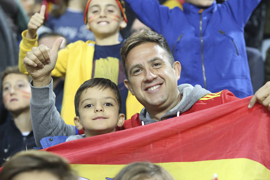 La Rosaleda colgó el cartel de "completo" en el partido amistoso que enfrentó a España ante Costa Rica en Málaga.