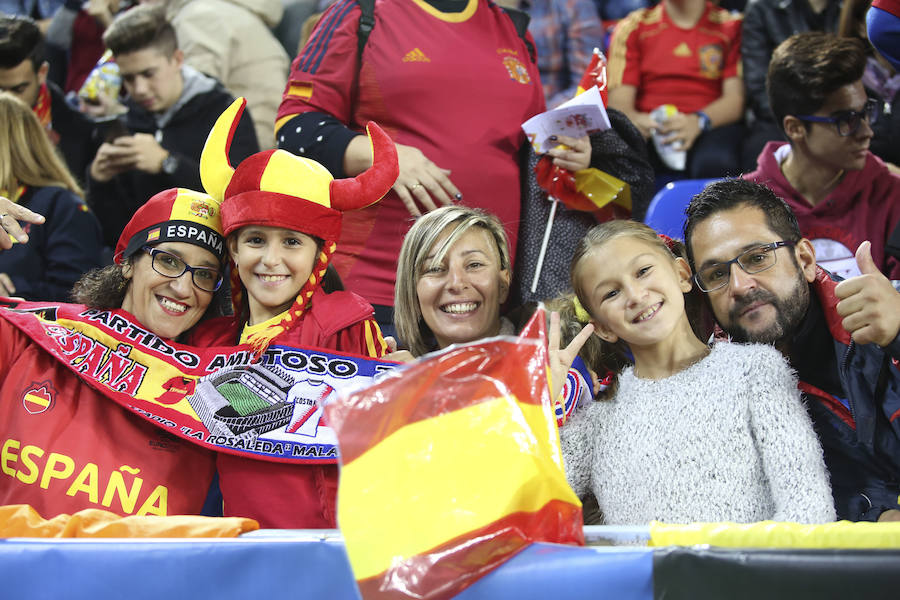 La Rosaleda colgó el cartel de "completo" en el partido amistoso que enfrentó a España ante Costa Rica en Málaga.