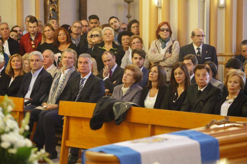 Numerosas personas acuden al oficio religioso celebrado en la iglesia de San Pablo