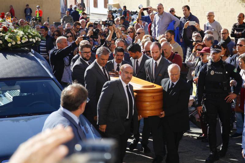 Numerosas personas acuden al oficio religioso celebrado en la iglesia de San Pablo