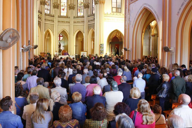 Numerosas personas acuden al oficio religioso celebrado en la iglesia de San Pablo