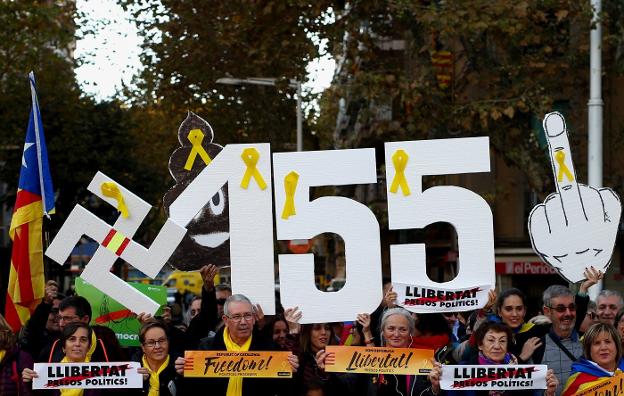 Manifestantes ayer en Barcelona en contra de la aplicación del artículo 155. :: Javier Barbancho / Reuters