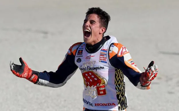 Márquez celebra eufórico su cuarto título de MotoGP. 