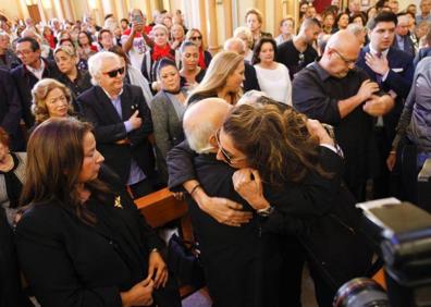 Imagen secundaria 1 - Arriba, Edmundo Arrocet, junto a Manolo Sarria, miran el féretro con los restos de Chiquito de la Calzada. Abajo, a la izquierda, Paz Padilla abraza a algunos familiares del humorista malagueño. A la derecha, Manolo Medina dice unas palabras durante la misa.