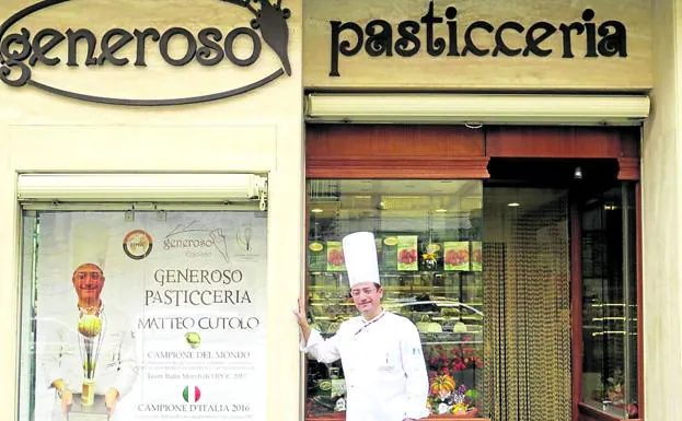 Matteo Cutolo, a la puerta de su negocio en Herculano. 