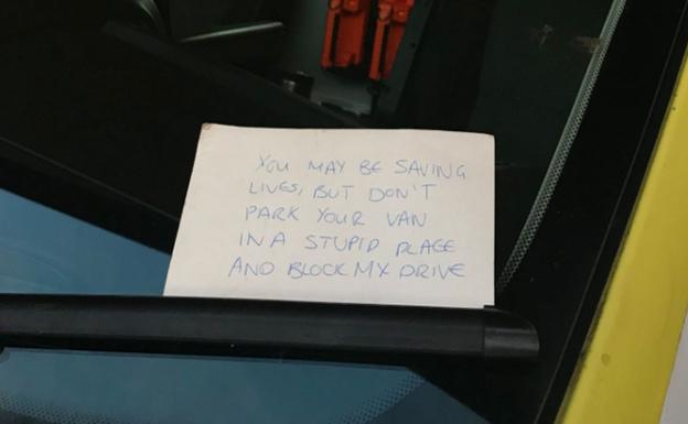 La sorprendente nota sobre el parabrisas de una ambulancia que indigna a las redes