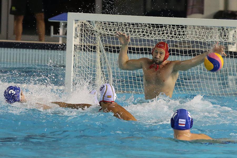 El público malagueño llena las gradas de Inacua para ver el estreno con victoria de España ante Holanada en la Liga Mundial (9-5).