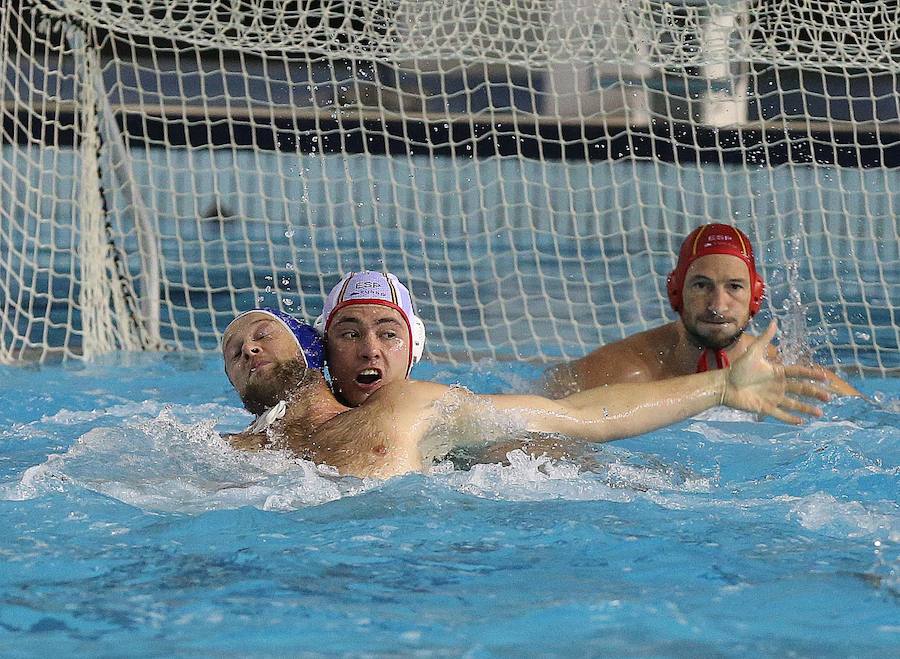 El público malagueño llena las gradas de Inacua para ver el estreno con victoria de España ante Holanada en la Liga Mundial (9-5).