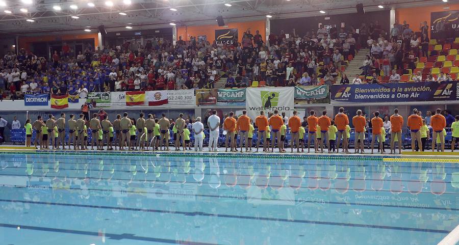 El público malagueño llena las gradas de Inacua para ver el estreno con victoria de España ante Holanada en la Liga Mundial (9-5).