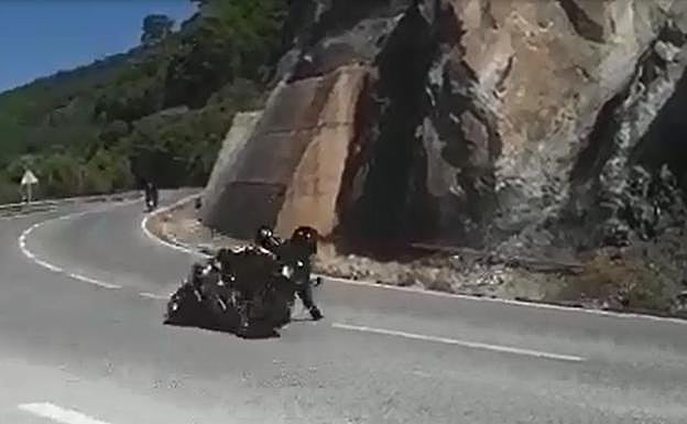 Vídeo de la imprudencia protagonizada por un motorista.