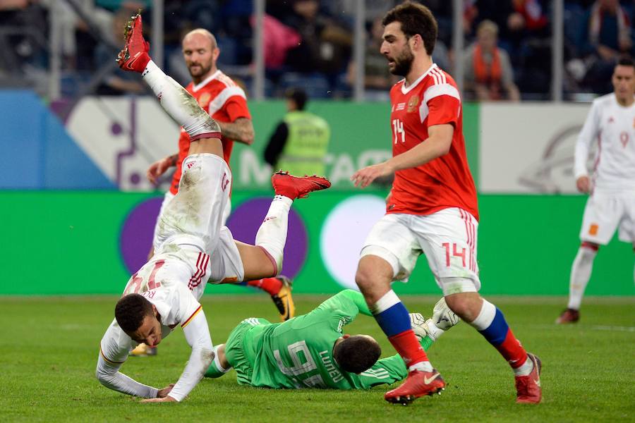 La selección española empató ante Rusia (3-3) en el amistoso disputado en la ciudad de San Petersburgo. Jordi Alba abrió la lata de cabeza y Sergio Ramos anotó dos polémicas penas máximas para los de Lopetegui. Aleksey Miranchuk y Smolov, en dos ocasiones, dieron el empate a los locales.