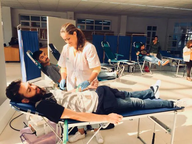 Estudiantes donando sangre en la Facultad de Derecho. :: p. pineda 