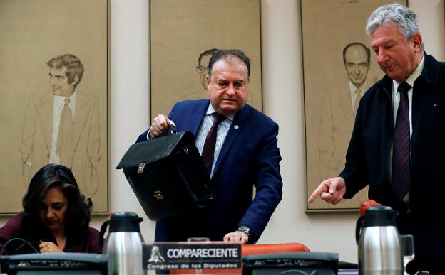 Olivera, ayer en el Congreso con el presidente de la comisión, el diputado Pedro Quevedo. :: j. c. h.  / efe