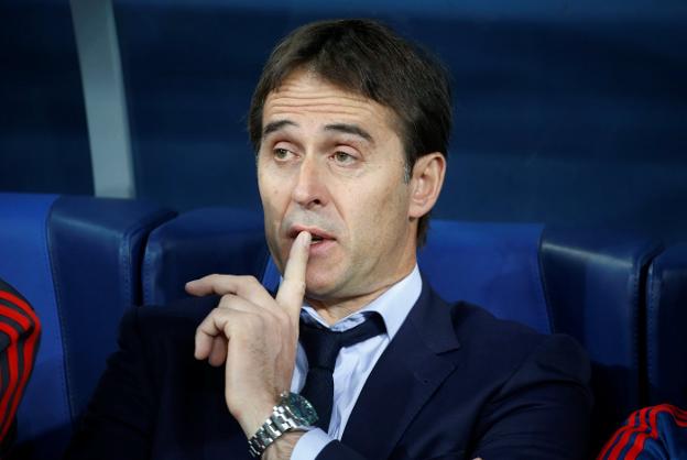 Lopetegui, pensativo en el banquillo español.                          :: anton vaganov. reuters