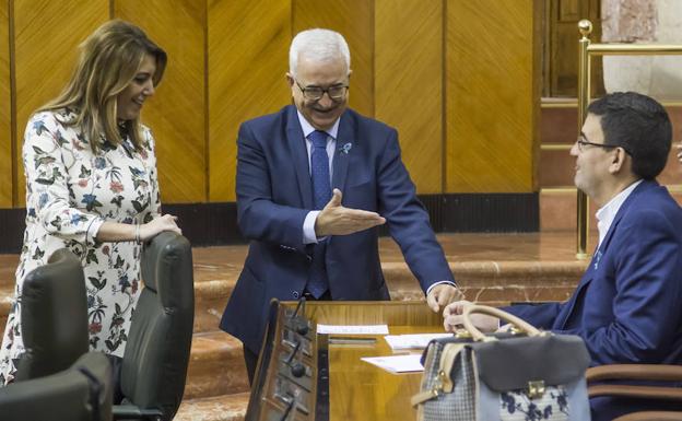 Susana Díaz, Mario Jiménez y el vicepresidente Jiménez Barrios, ayer en el Parlamento. 