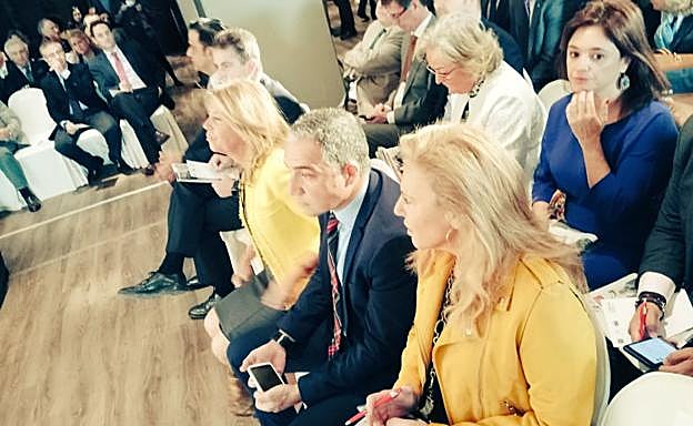 Ángeles Muñoz, junto a Elías Bendodo y Carolina España.