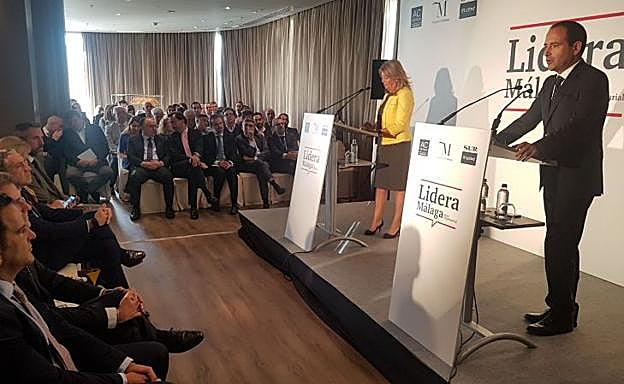 La alcaldesa de Marbella y el director de SUR, Manuel Castillo.