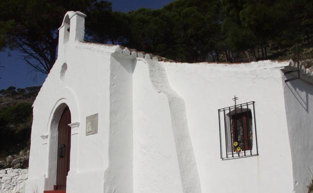 Imagen principal - Ermita del Calvario de Mijas. | Vista del Valle del Guadalhorce en las cotas más elevadas de esta ruta. Foto: Diputación de Málaga.. | Habrá que estar muy atentos a las señales de esta ruta