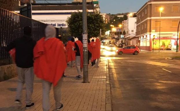 Inmigrantes caminando ayer por las calles de Málaga